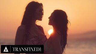 Alkonyat után durva baszás: Tori Easton rendesen megdugja Charlotte Sins bikini babát