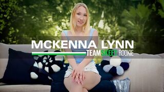 Mckenna Lynn legelső pornója: világos szőke nőci vad faszas kalandja
