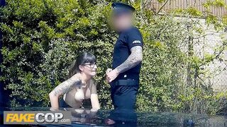 Rendőr megdugja a sötét hajú geek hölgyeményt és rálövi a szemüvegére - fake cop