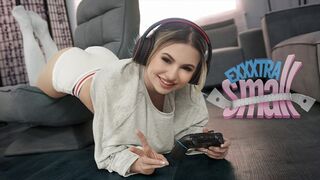 Pici tini picsa Aria Banks elkapja magas mostohabátyját Chris Epicet, aki a szobájában kézimunkázza a rúdja
