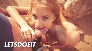 Angel Piaff világos szőke csábítója zsíros kárót szopogatóan a tengerparton