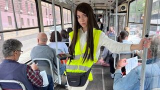 Buszvezető kiscsaj megváltoztatja az életét és megdugja az utast