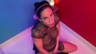 Lana cohen milf keféli magát dildóval, miközben seggdugót visel