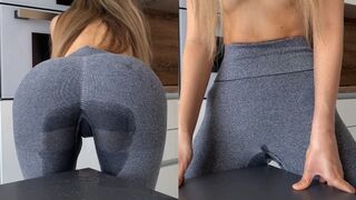 Tini kisasszony vadul dörzsöli magát az asztalhoz, amíg a leggingse telis-tele spriccel