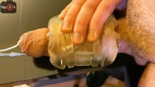 Forró faszdörzsölés fleshlightben vad nyögéssel és mocskos szavakkal méretes élvezésig
