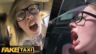 Tetovált Brit Alt-Modell Szemüvegben Durván Bekúrva a Fake Taxi Autójában