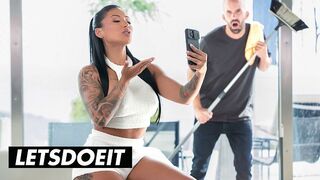 Dögös Latin MILF Mariana Martix Durván Megdöngetve az Asszisztens által a LetsDoeIt Csatornán
