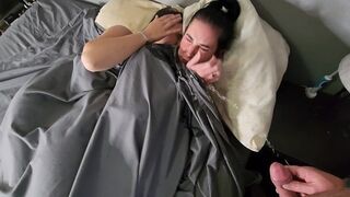 Dupla kicsike csöcsű csoki hajú lányra pisil az ágyban majd pisi áztatta bugyijukban csókolóznak