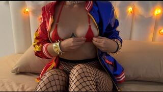 Ufo szexel bele a dögös harley quinnbe piros mikro bikiniben minden lyukba