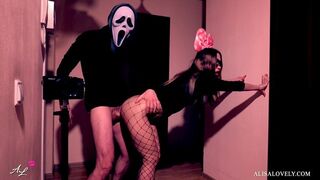 Maszkos őrült rendesen megbassza a néger nőcit a tükör előtt - halloween szerepjáték fétis páros játék