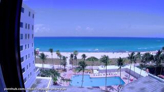 Meztelenül a miami beach-en, hotelszoba ablakából az óceánra nézve
