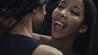 Ebony Vampire Mistress Lia Lin elcsábít egy spanyol hatalmas kannás tini bulát a Vampired kemény domina játékában