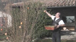 Szexy világos szőke tini amatőr hátsó bejáratba rakva és szájba lőve méretes farasszal