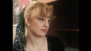 Világos Szőke nagymellű csajok szőrös csajszit szopnak méretes farokkal retro jelenetben